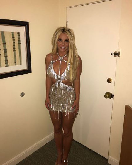 "시상식 인증샷" 브리트니 스피어스, 절개 원피스로 드러낸 탄탄한 몸매