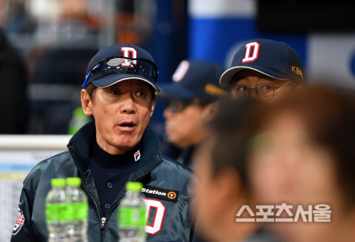 [포토]조인성과 이야기 나누는 이강철 코치