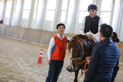 [경마단신]승마힐링센터 장애인의 날 맞아, 특별 나눔행사 外