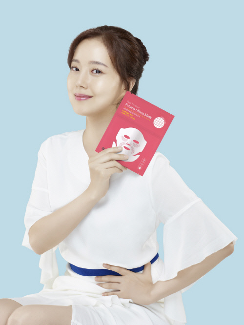 '청순의 바이블' 문채원, 화보 비하인드 컷 공개
