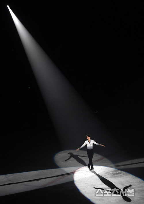 [포토] 차준환 아이스쇼, 어둠 속의 한 줄기...빛처럼...