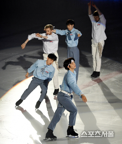 [포토] 차준환과 피겨 스타들, 오늘은 방탄소년단~!