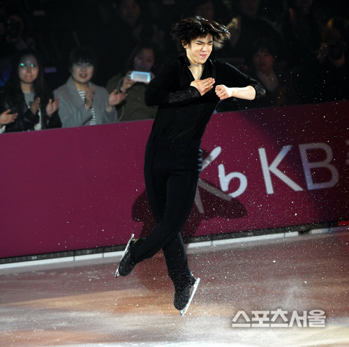 [포토] 차준환, 아이스쇼의 대미를 장식하는...고공 점프~!