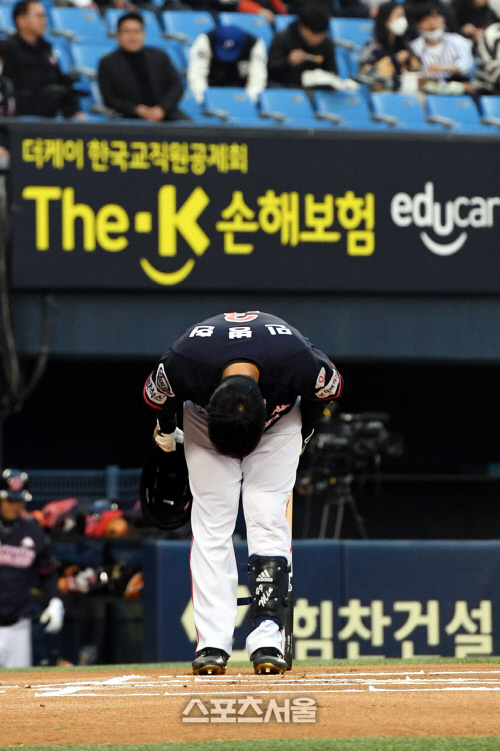 [포토] 잠실의 민병헌, 롯데 유니폼으로...인사드립니다...