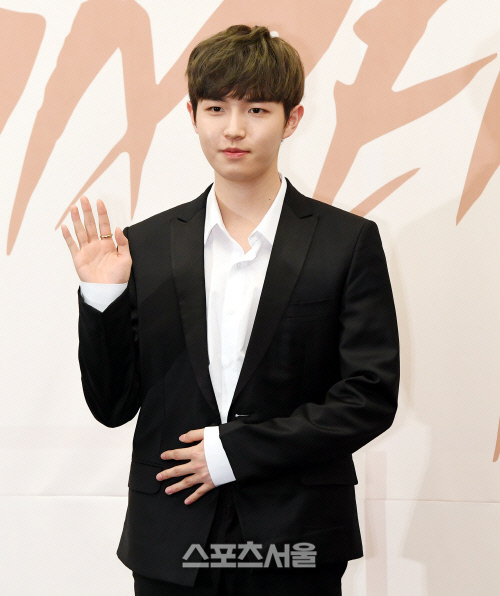 [포토] 워너원 김재환, 공손하게~ 배꼽에 손!