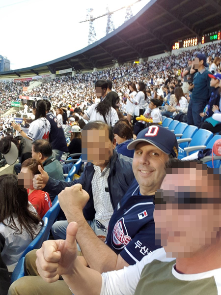 '여전한 한국야구 사랑' 리퍼트 전 美대사, 잠실 야구장 직관 인증샷