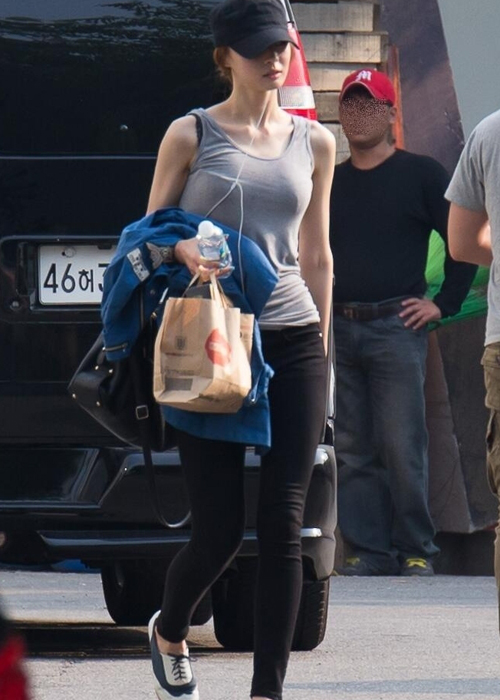 헬비 나라, 무보정 직찍 사진서 포착된 이기적인 비율