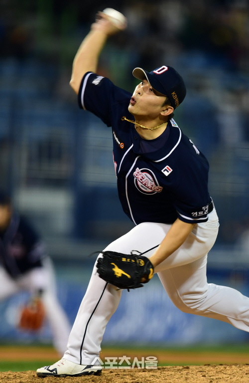 [포토] 김정후 \'위기의 마운드를 구하라\'