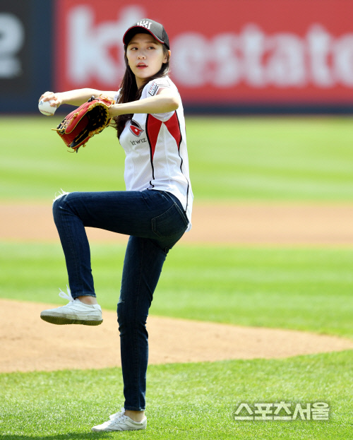 [포토] \'곤지암\' 박지현, 시구...들어갑니다~!