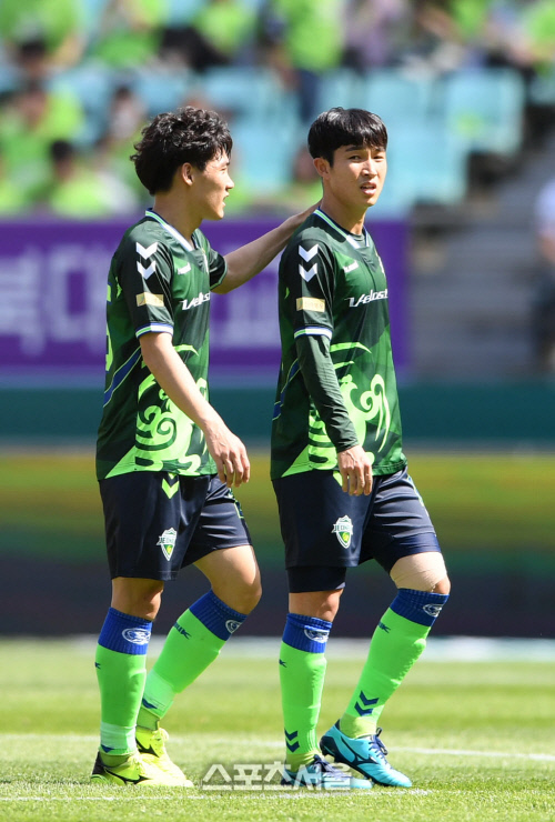 [포토]이승기, 첫 골 멋졌어