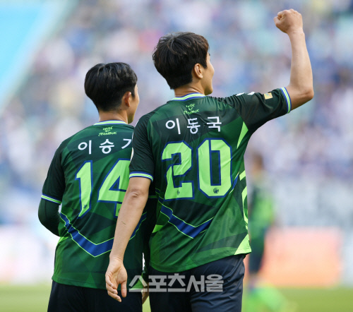 [포토]이동국과 이승기, 오늘의 주인공