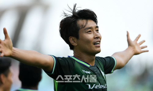 [포토]팬들의 환호에 답하는 이동국