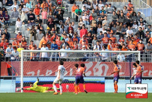 갈 길 바쁜 강원-포항 맥빠진 0-0 무승부…순위는 제자리걸음
