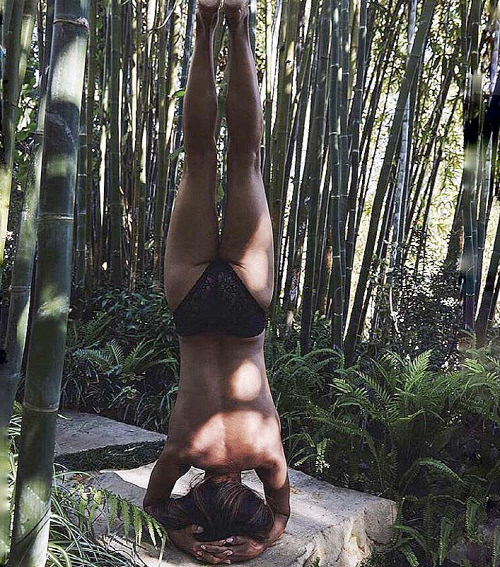 [할리웃톡]요가마니아 할 베리, '물구나무서기 정도야~'