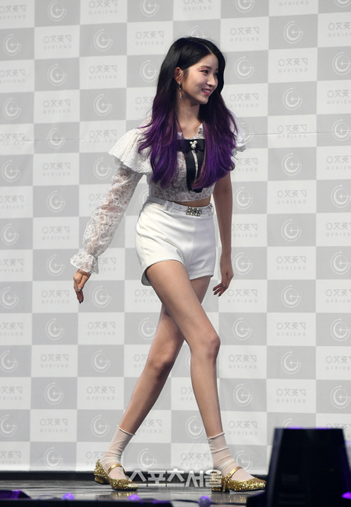 [포토]여자친구 소원, 롱다리 자랑하며 퇴장