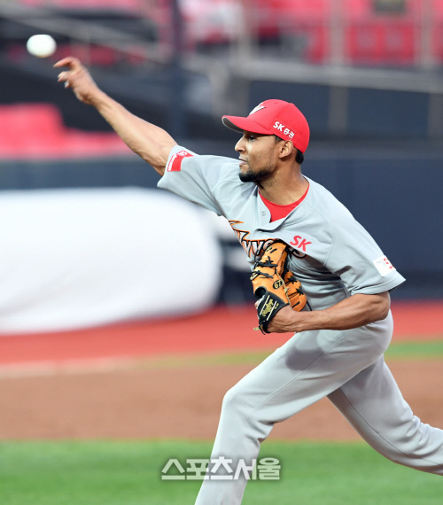 [포토] 손끝으로 공 때리는 산체스