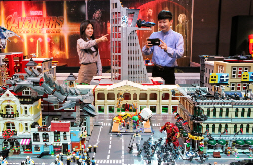 현대百 "마블 어벤저스의 명장면, 브릭으로 만나보세요"