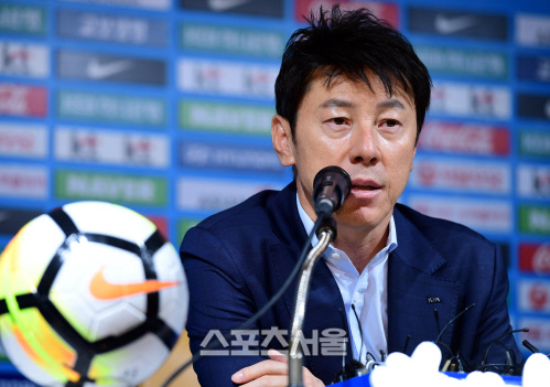 [포토] 신태용 감독 '이동국, 월드컵 발탁 힘들 듯'