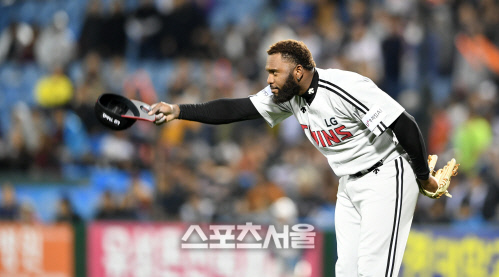 [포토]김현수의 펜스앞 점핑캐치, 모자 벗어 고마움 표시하는 소사