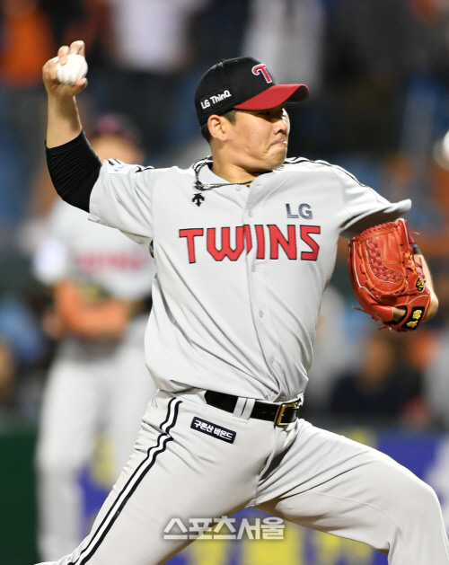 [포토]정찬헌, 너클커브로 승부