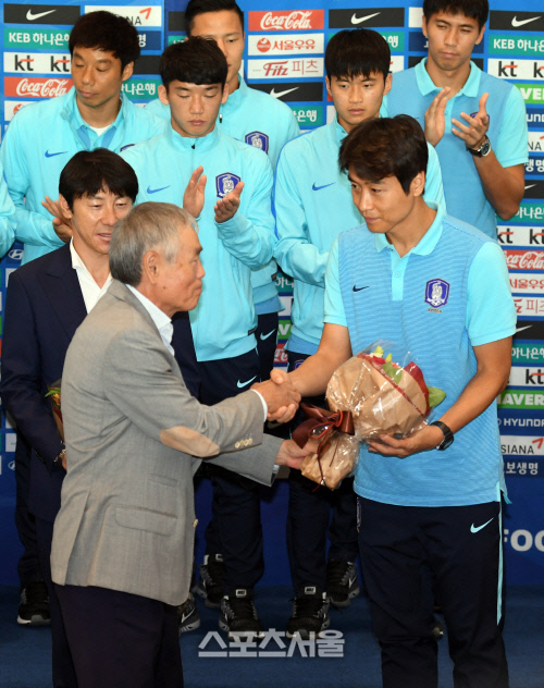 이청용 OK, 이동국 NO…신태용 감독의 확고한 노선