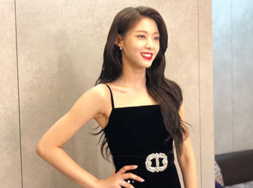 [★SNS] 인형이야?…설현, 드레스 입고 뽐낸 '여신美'