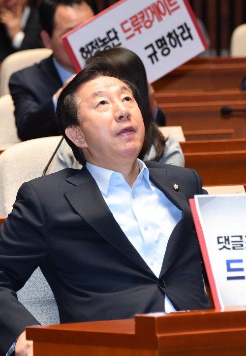 '씁쓸한 무기한 노숙단식' 김성태에 피자배달, 인증샷 등 조롱쏟아져