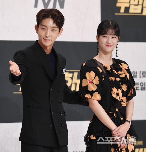 [포토] 이준기, 서예지를 리드하는 매너~!