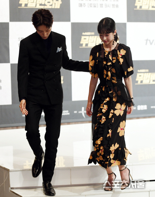 [포토] 이준기-서예지, 남자의 매너~!