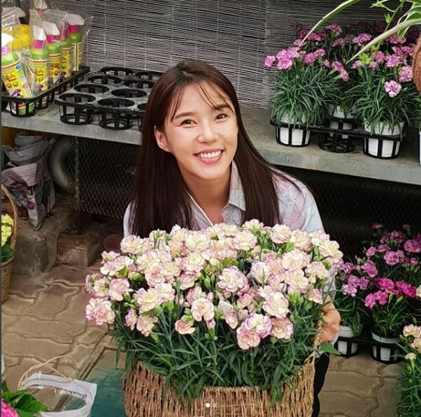 레이양, 어버이날 카네이션 인증샷 '훈훈'
