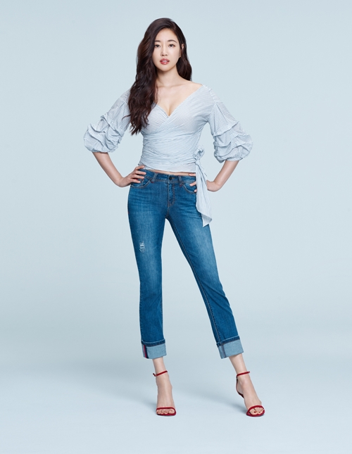 '보정 필요 없는 핏의 소유자' 김사랑, 부상 전 촬영한 화보 공개