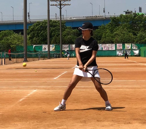 [★SNS] 엄정화, 건강미 넘치는 몸매 '테니스 실력은?'