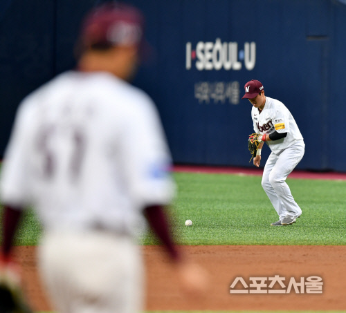 이성열에 내야안타 허용하는 김지수'[포토]