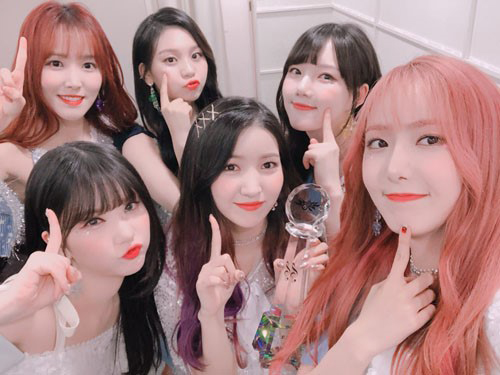 "이래서 갓자친구"...여자친구, '밤'으로 4관왕·통산 41관왕 大기록 달성