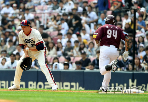 [포토] 넥센 초이스, 내야 안타를 만들어내는 강습 타격!