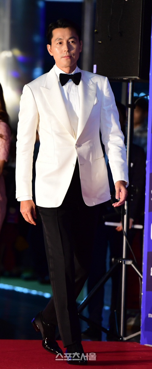 정우성 측 "영화 '지푸라기라도 잡고 싶은 짐승들' 출연 검토 중"(공식)