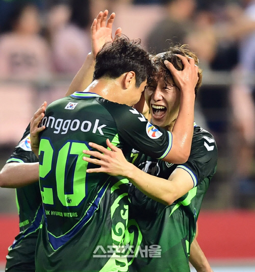 [포토] 이재성, 골 넣고 이동국과 환호