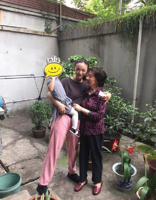 '수수한 외모' 탕웨이, 딸과 함께 은사 집 방문