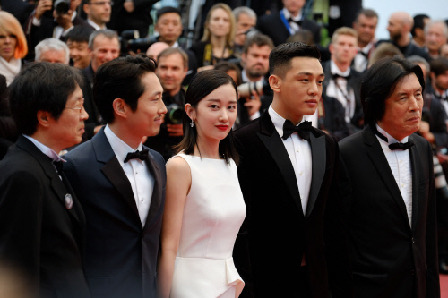 [SS칸영화제]'버닝' 스티븐연의 눈물, 전종서의 매력..논란 잠재우다