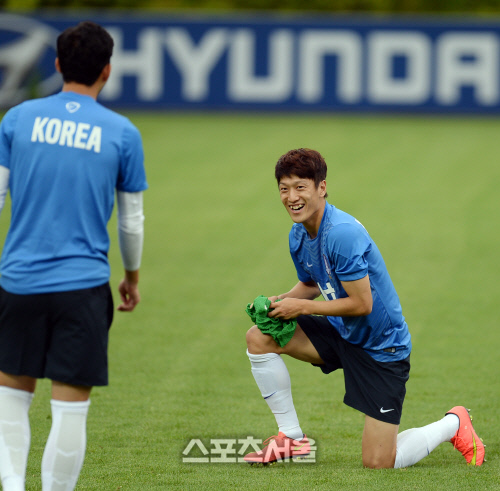 [SS포토] 주장 이청용 \'볼 뺏기 쉽지 않네\'