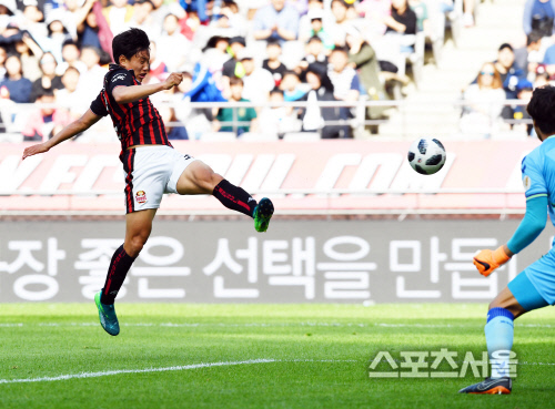 [포토]몸날린 조영욱 '조금 모자라는구나!'