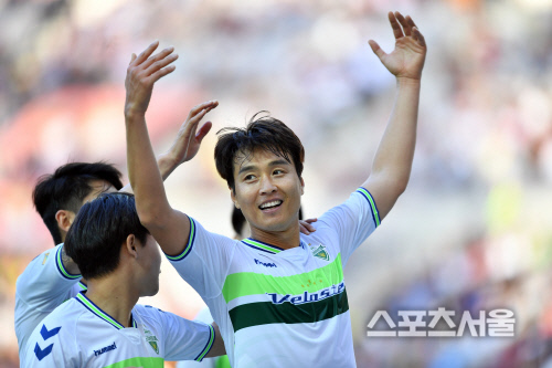 [포토]신태용 감독 눈앞에서 무력시위 펼친 이동국