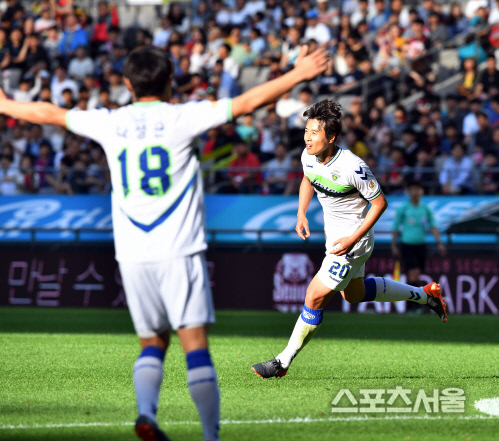 [포토]경기 매조진 팀 네번째 골 이동국, 베테랑의 위엄 보이며
