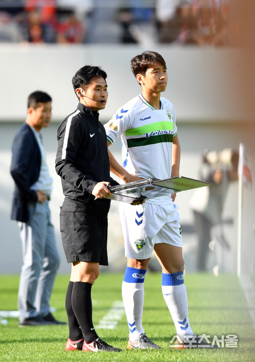 [포토]후반 출전 준비하는 이동국, 1골 기록