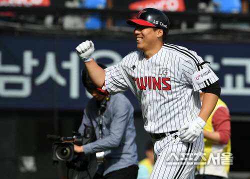 [포토] 김현수, 시즌 8호 홈런으로 웃음꽃 만발