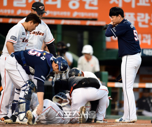 [포토] 헤드샷 퇴장 당하는 이영하 \'죄송합니다\'