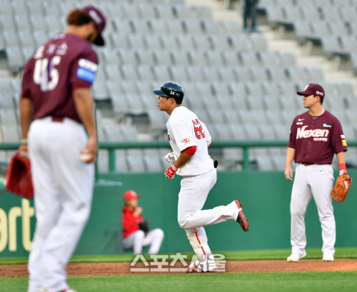 [포토]선제 투런포 한동민, 고개떨군 로저스