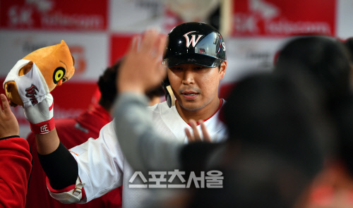 [포토]연타석 홈런 한동민, 벌써 4타점
