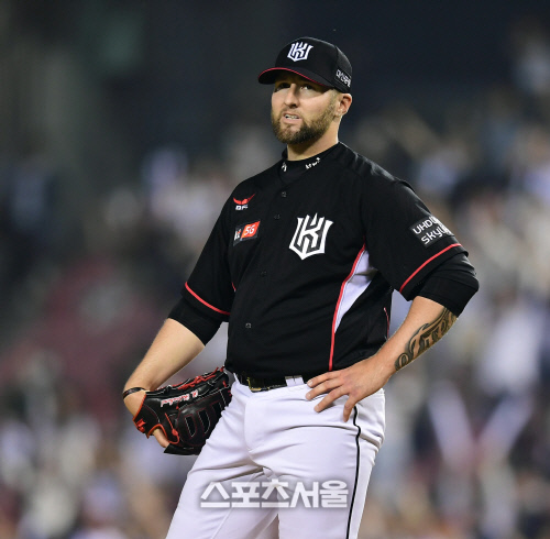 [포토] 피어밴드 \'홈런을 허용하다니\'