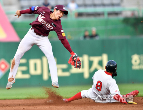 [포토]넥센 유격수 김혜성 '낙하보다 슬라이딩이 빠르네'